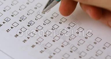 学生用钢笔填写考试答卷